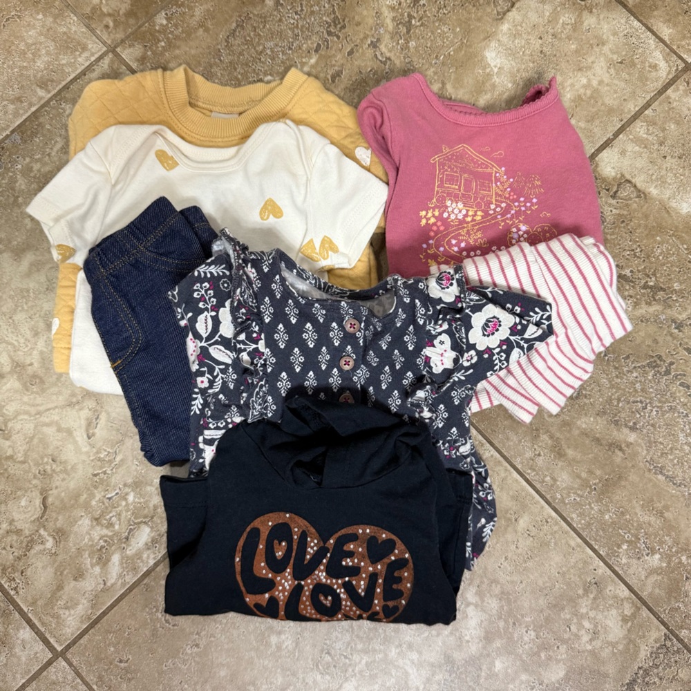 Carter's Baby Girl Bundle 0-3M/3 M 7 pieces. 2 complete sets, 1‎ romper, & shirt